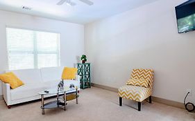 Cozy Townhouse In The Heart Of The City!